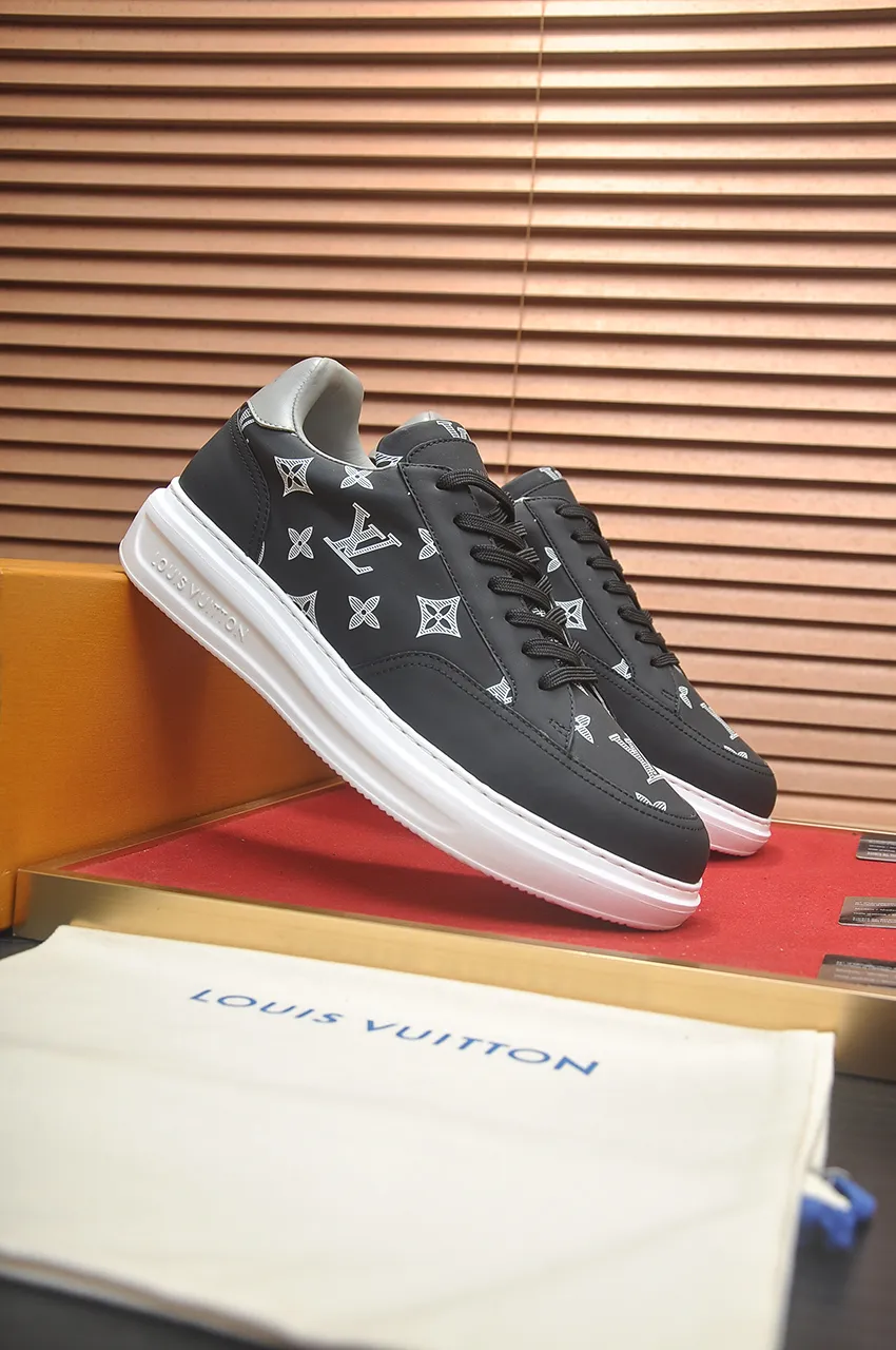 Men's men's shoes 💰640💶Original development, quality shipping, welcome to compare - LV sneaker series sports shoes introduce the loose silhouette of the ready-to-wear series into the spring and summer men's wear shows and make an eye-catching appearance. The cow leather upper is combined with rough fabric laces, and colorful beading highlights the brand's classic elements. LV letters mark the tongue and Monogram floral outsole. Mixed materials Made of top-grain cowhide, thick shoelace design, large Monogram print on the side, mesh lining and cotton feet, the comfort is as extreme as ever, premium heritage, quality first, worth owning! Size: Men’s 38-45 (45 is custom-made and cannot be returned or exchanged)